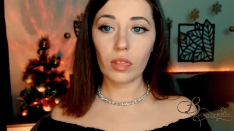 Snapshot of missbeverlymills chatting on 12-28-24, 06:08 The divine Beverly online show from 12-28-24, 06:08