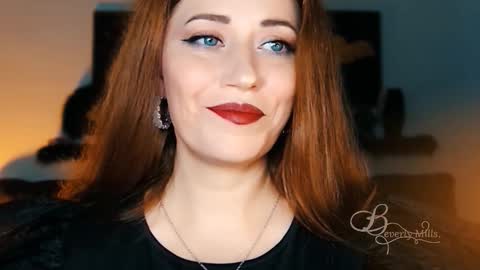 Snapshot of missbeverlymills chatting on 10-11-25, 04:44 The divine Beverly online show from 10-11-25, 04:44