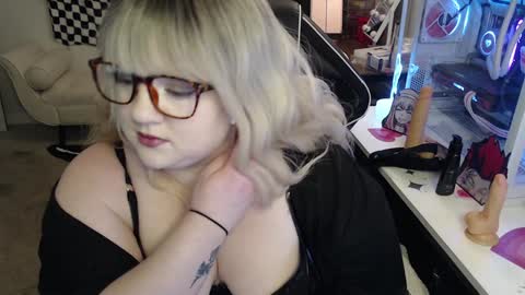 Snapshot of missdanibluee chatting on 12-19-24, 08:56 missdanibluee online show from 12-19-24, 08:56