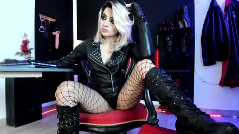 Snapshot of missdarklady chatting on 12-17-24, 12:34 Missdarklady online show from 12-17-24, 12:34