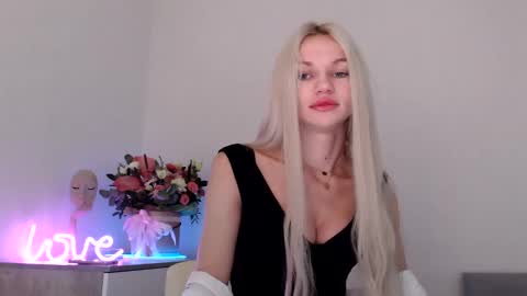 Snapshot of missemma1111 chatting on 12-04-24, 05:38 EMMA online show from 12-04-24, 05:38