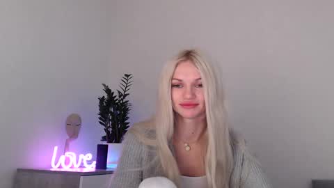 Snapshot of missemma1111 chatting on 12-18-24, 10:13 EMMA online show from 12-18-24, 10:13