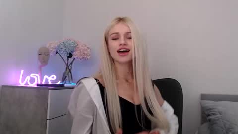 Snapshot of missemma1111 chatting on 01-22-25, 11:53 EMMA online show from 01-22-25, 11:53