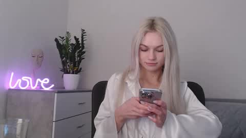 Snapshot of missemma1111 chatting on 02-12-25, 09:33 EMMA online show from 02-12-25, 09:33