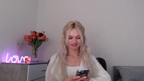 Snapshot of missemma1111 chatting on 02-16-25, 09:38 EMMA online show from 02-16-25, 09:38