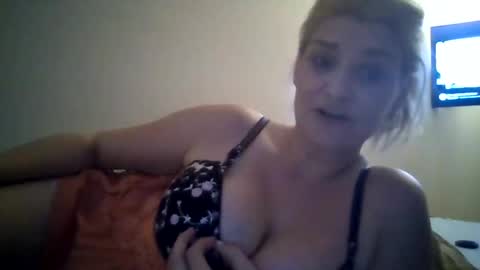 Snapshot of misslicks chatting on 10-25-25, 01:46 Misslicks online show from 10-25-25, 01:46