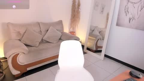Snapshot of misslinda_ chatting on 04-23-26, 08:44 Linda online show from 04-23-26, 08:44