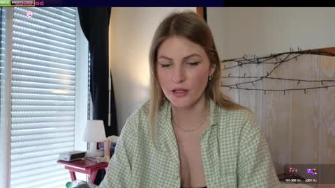 Snapshot of misslucci chatting on 01-06-25, 01:08 Misslucci online show from 01-06-25, 01:08