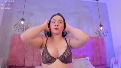 Snapshot of missmiaa_ chatting on 05-13-26, 11:51 Mia online show from 05-13-26, 11:51