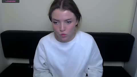 Snapshot of missoliviaa_ chatting on 12-18-24, 11:02 Olivia online show from 12-18-24, 11:02