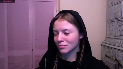 Snapshot of missoliviaa_ chatting on 12-21-24, 12:16 Olivia online show from 12-21-24, 12:16