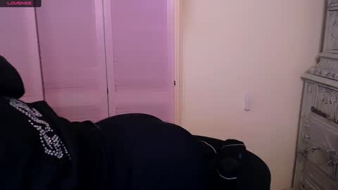 Snapshot of missoliviaa_ chatting on 12-21-24, 03:20 Olivia online show from 12-21-24, 03:20