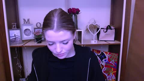 Snapshot of missoliviaa_ chatting on 12-24-24, 12:11 Olivia online show from 12-24-24, 12:11