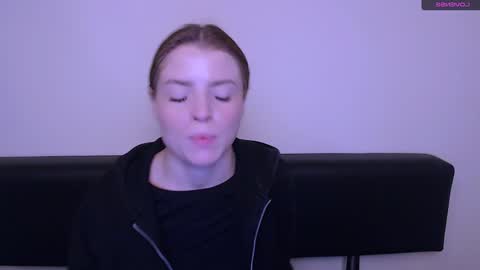 Snapshot of missoliviaa_ chatting on 12-27-24, 08:45 Olivia online show from 12-27-24, 08:45