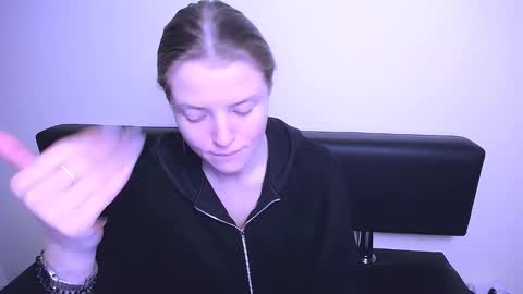 Snapshot of missoliviaa_ chatting on 02-04-25, 01:38 Olivia online show from 02-04-25, 01:38