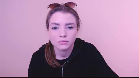 Snapshot of missoliviaa_ chatting on 02-10-25, 08:20 Olivia online show from 02-10-25, 08:20