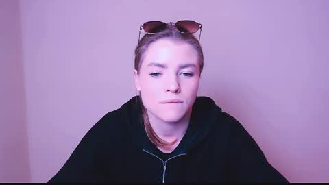 Snapshot of missoliviaa_ chatting on 02-10-25, 02:26 Olivia online show from 02-10-25, 02:26