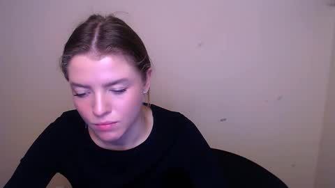 Snapshot of missoliviaa_ chatting on 02-12-25, 02:21 Olivia online show from 02-12-25, 02:21