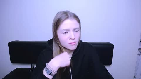 Snapshot of missoliviaa_ chatting on 02-18-25, 08:38 Olivia online show from 02-18-25, 08:38