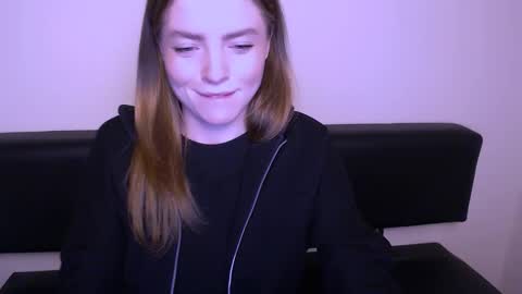 Snapshot of missoliviaa_ chatting on 02-20-25, 07:30 Olivia online show from 02-20-25, 07:30