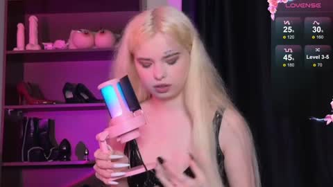 Snapshot of missslola chatting on 12-06-24, 02:17 Misss Lola Angel online show from 12-06-24, 02:17