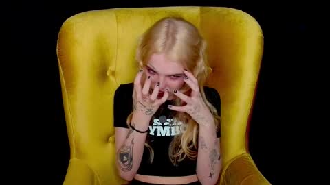 Snapshot of missslola chatting on 09-15-25, 02:28 Misss Lola Angel online show from 09-15-25, 02:28