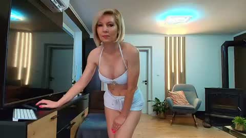 Snapshot of misstayaxxx chatting on 06-15-26, 03:31 misstayaxxx online show from 06-15-26, 03:31