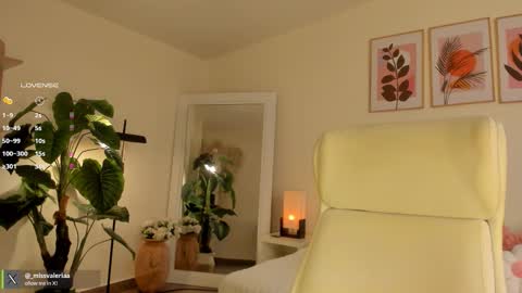 Snapshot of missvaleriaa chatting on 12-04-25, 12:47 Valeria Davila online show from 12-04-25, 12:47