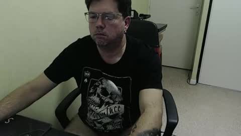 Snapshot of mistercoeur1 chatting on 11-25-25, 10:10 mistercoeur online show from 11-25-25, 10:10