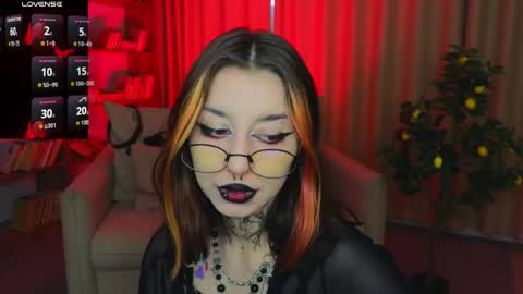 Snapshot of mistress__marcelline chatting on 05-05-26, 01:57 Marcelline online show from 05-05-26, 01:57