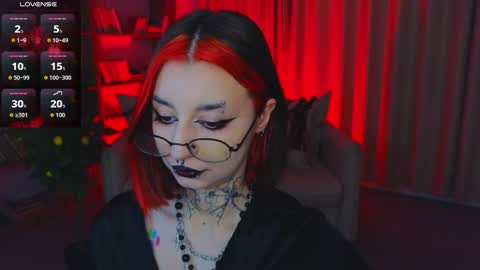 Snapshot of mistress__marcelline chatting on 05-19-26, 01:56 Marcelline online show from 05-19-26, 01:56