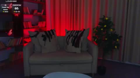 Snapshot of mistress__marcelline chatting on 05-25-26, 01:55 Marcelline online show from 05-25-26, 01:55