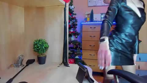 Snapshot of mistress_kristi chatting on 12-23-24, 07:30 Mistress Kristi online show from 12-23-24, 07:30