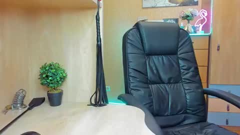 Snapshot of mistress_kristi chatting on 01-27-25, 09:44 Mistress Kristi online show from 01-27-25, 09:44