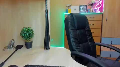 Snapshot of mistress_kristi chatting on 02-28-25, 05:59 Mistress Kristi online show from 02-28-25, 05:59