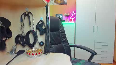 Snapshot of mistress_kristi chatting on 10-02-25, 09:00 Mistress Kristi online show from 10-02-25, 09:00