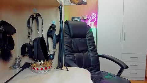 Snapshot of mistress_kristi chatting on 11-05-25, 08:31 Mistress Kristi online show from 11-05-25, 08:31