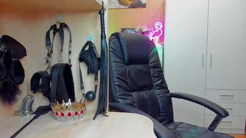 Snapshot of mistress_kristi chatting on 11-11-25, 07:58 Mistress Kristi online show from 11-11-25, 07:58