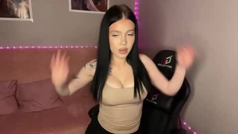 Snapshot of mistress_of_hearts chatting on 09-21-25, 06:42 Mia online show from 09-21-25, 06:42