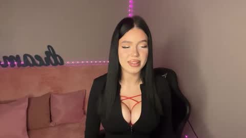 Snapshot of mistress_of_hearts chatting on 10-17-25, 08:33 Mia online show from 10-17-25, 08:33