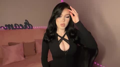 Snapshot of mistress_of_hearts chatting on 10-25-25, 09:20 Mia online show from 10-25-25, 09:20