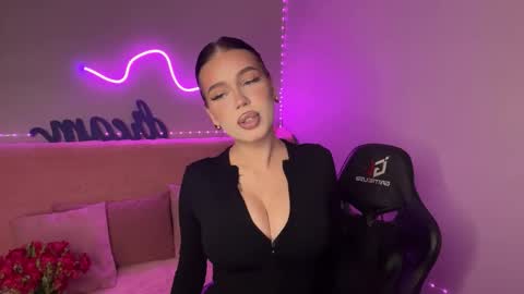 Snapshot of mistress_of_hearts chatting on 11-06-25, 08:43 Mia online show from 11-06-25, 08:43