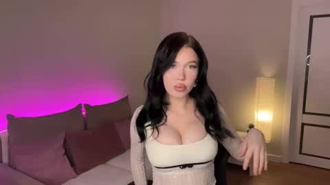 Snapshot of mistress_of_hearts chatting on 12-04-25, 08:17 Mia online show from 12-04-25, 08:17