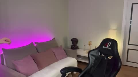 Snapshot of mistress_of_hearts chatting on 12-05-25, 08:49 Mia online show from 12-05-25, 08:49