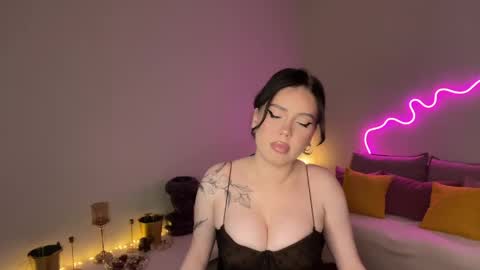 Mia online show from 05-25-26, 07:09