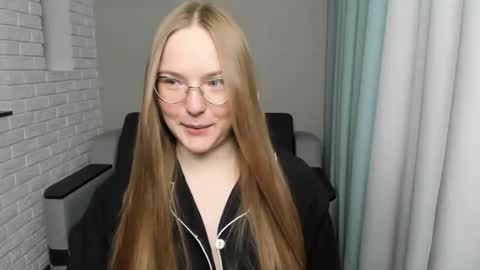 Snapshot of miya_mimi chatting on 01-19-25, 10:17 Miya online show from 01-19-25, 10:17