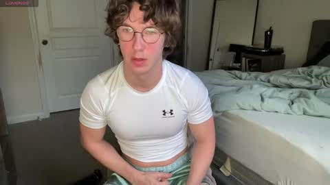 Snapshot of mizzo001 chatting on 12-17-25, 12:33 Leo online show from 12-17-25, 12:33