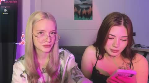 Snapshot of mmkakpoxyi22 chatting on 03-10-26, 10:04 alice and ray online show from 03-10-26, 10:04