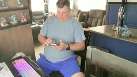 Snapshot of mmmthatsfunnn chatting on 03-18-26, 06:22 mmmthatsfunnn online show from 03-18-26, 06:22