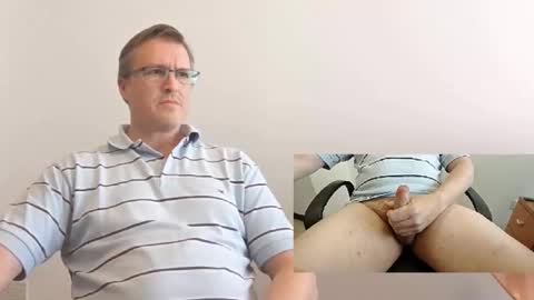 Snapshot of moe_001 chatting on 11-14-25, 07:01 Moe online show from 11-14-25, 07:01